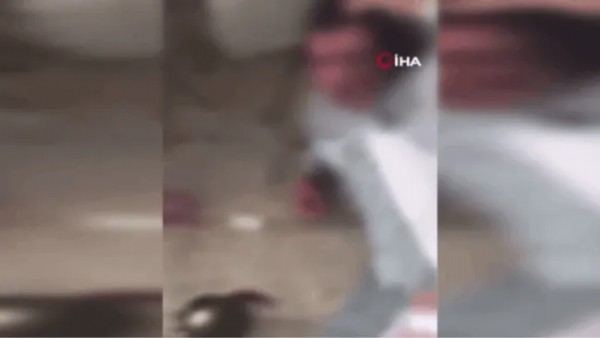 Manisa’da kan donduran görüntüler! Kız kardeşinin üzerine kaynar su döktü